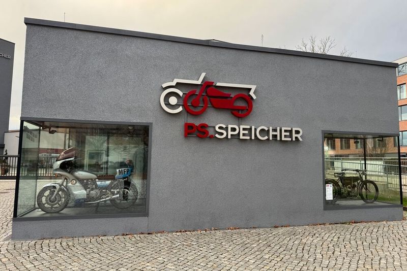 Dank seiner diversen Depots ist der PS.Speicher, dessen Haupthaus einst als Kornspeicher diente, mittlerweile das größte Oldtimermuseum Europas. Rund 400 Fahrzeuge sind in Summe ausgestellt. (Bild: Michel – VCG)