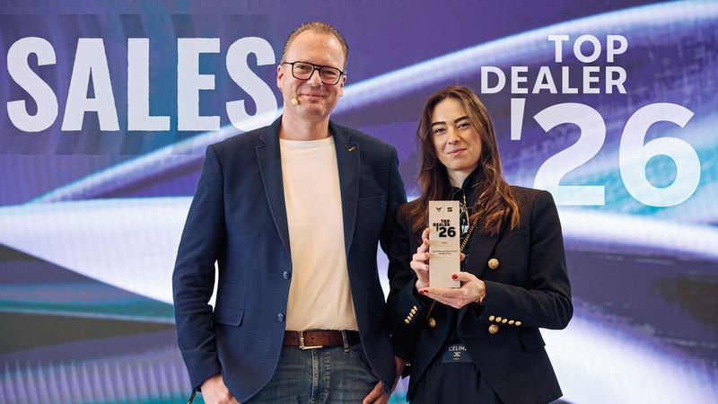 Marcus Hoffmann, Leiter Vertrieb Cupra Seat Deutschland, zeichnete Ines Fleischmann, Geschäftsführerin Auto Bierschneider Gruppe, mit dem Top Dealer Award in der Kategorie Sales aus. (Bild: Cupra Seat Deutschland)