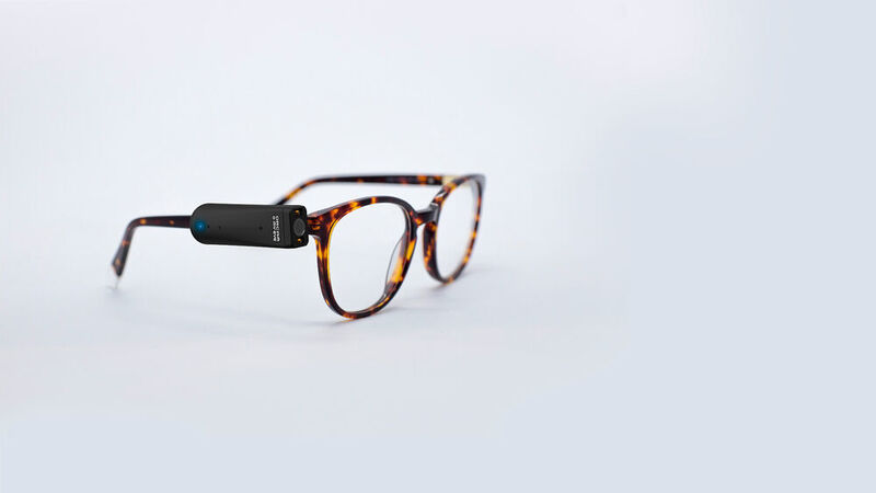 Die kleine Kamera kann an einer normalen Brille angebracht werden und funktioniert auf Basis von KI, um beispielsweise Texte vorzulesen und Schilder zu erkennen. (Orcam)