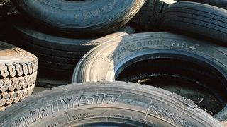 Alte Autoreifen sind eine wertvolle Rohstoffquelle. (gemeinfrei, Adam Kring)