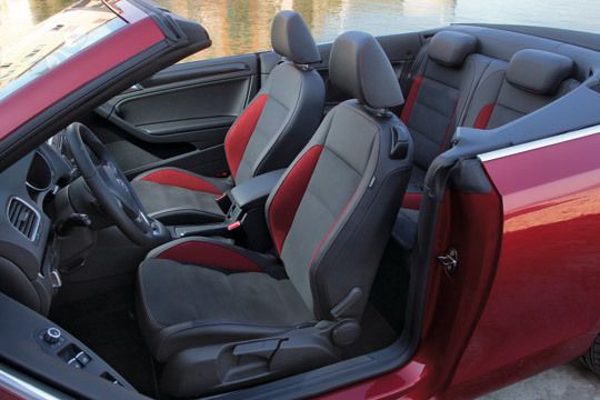 Platz ist im Golf Cabrio genug, auch auf der Rücksitzbank. (Archiv: Vogel Business Media)