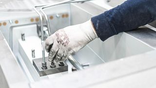 Das Kaltgiessverfahren erlaubt z. B. die Integration von Rohren und Leitungen. (Bild: Fritz Studer AG)