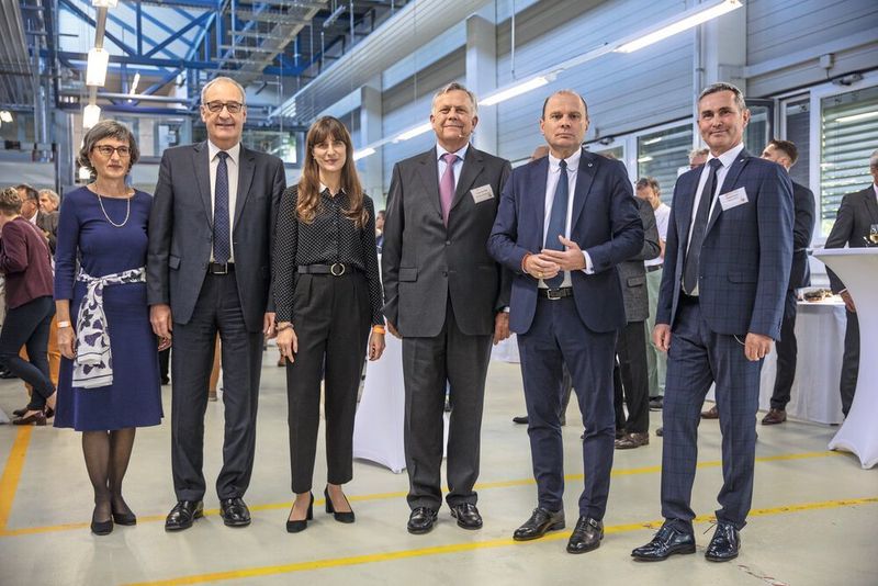 De gaiche à droite : Mme Caroline Parmelin, M. Guy Parmelin, Mme Rebecca Ruiz, M. Charles Vauthier, président du conseil de la Fondation Polyval, M. Philippe Leuba, et M. Hervé Corger, directeur général de la Fondation Polyval. (Robert Kovacs)