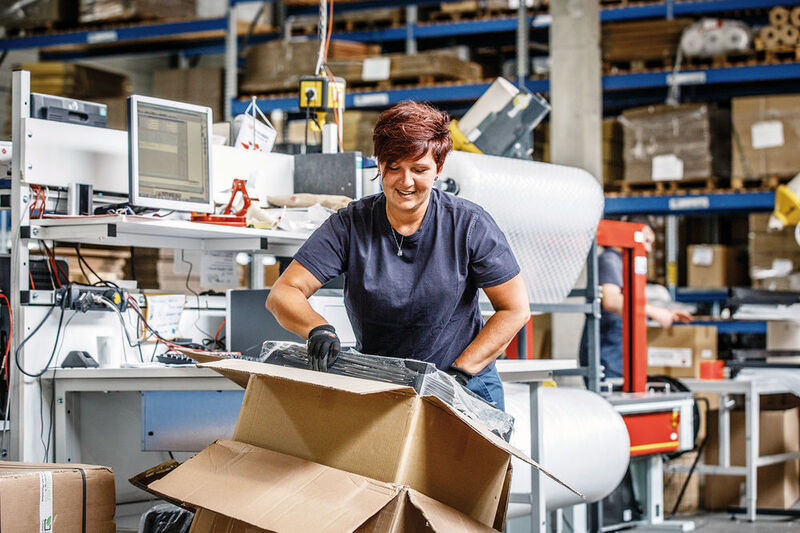 Egal ob beim Verpacken oder Kommissionieren: DB Schenker optimiert die logistischen Prozesse durch passgenaue Zusatzleistungen und mit ständig geschulten Mitarbeitern. (DB Schenker)