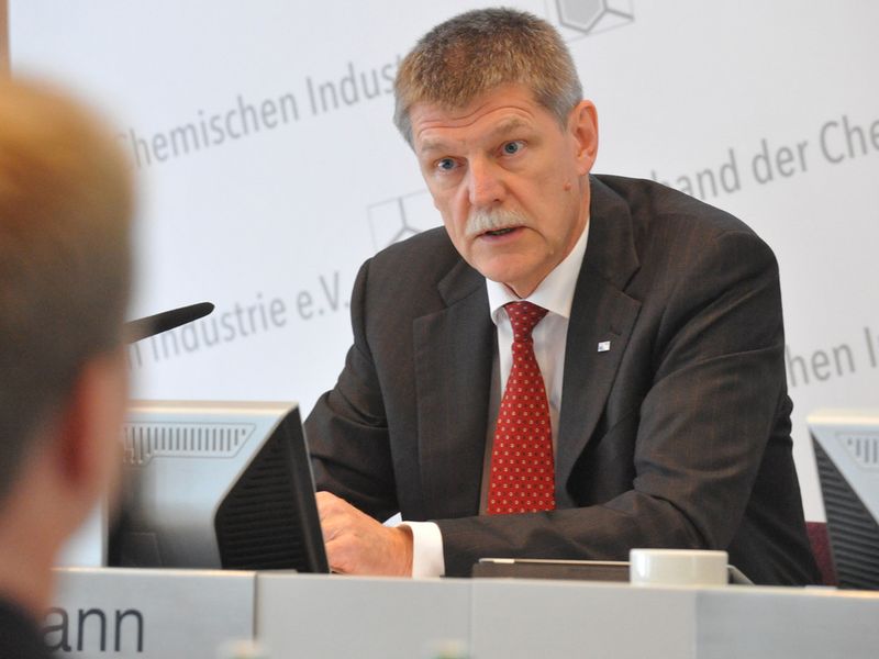 VCI-Hauptgeschäftsführer Utz Tillman auf dem Podium. (Bild: VCI)