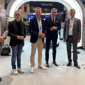 Eröffnung des gemeinsamen Messestands „Werkstatt der Zukunft“ auf der Automechanika 2024: (v. l.) Bundesinnungsmeister Detlef Peter Grün, Prof. Dr. Reindl (IfA), ZDK-Präsident Arne Joswig, Stefan Kurzawski (Messe Frankfurt) und Professor Dr. Benedikt Maier (IfA)(Bild:  Doris S. Pfaff - VCG)