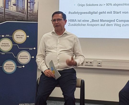 „Wir konnten ein leichtes Umsatzwachstum verzeichnen, gleichzeitig nehmen wir die rückläufige Auftragsdynamik sehr ernst“, erklärt Dr. Michael Löbig, CFO der HIMA Group. „Mit Blick auf geopolitische Risiken, Währungseffekte und die Investitionszurückhaltung in einzelnen Märkten bleiben wir vorsichtig.”(Bild:  PROCESS/Stephan)