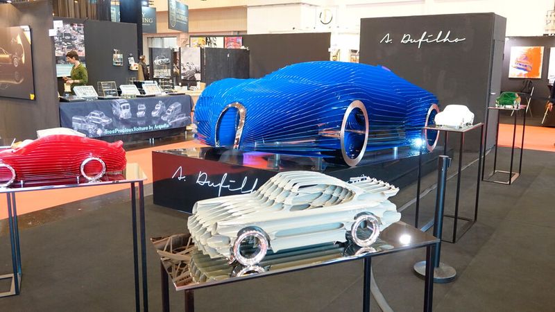 Der französische Künstler Antoine Dufilho arbeitet mit Flächen und Raum. Dabei löst er die Form eines Automobils auf und definiert sie auf eine neue Art – in Form von Röhren und Flächen. (Bild: Dominsky – VCG)