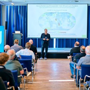 Oliver Lindlar, Managing Director Gordion, eröffnete die Keynote-Stage.(Bild:  Dierck Group)
