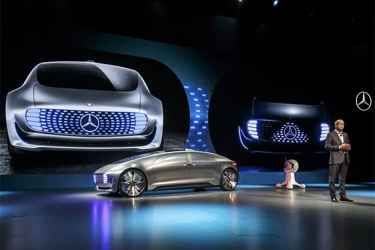 Dieter Zetsche präsentiert den F 015, die autonom fahrende Studie aus dem Hause Daimler. (Daimler)