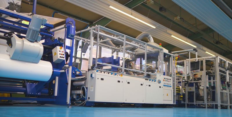 Der Joke Wicketer mit Robo Pack System ist eine Hochleistungs-Produktionsanlage für die präzise Herstellung von Seiten-Trennnaht-Klappenbeuteln aus Folien.  (Bild: Bihl+Wiedemann)