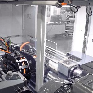 Tiefbohrmaschinen von Unisig für die medizinische Fertigung: die Maschinen sind so konstruiert, dass Hersteller von medizinischen Geräten nach dem Langdrehen ihre Komponenten präzise und produktiv tiefbohren können. (Bild:  Unisig)