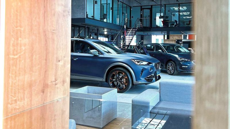 Optisch erinnert aber nichts mehr an die Franzosen, der Showroom ist mit seiner Holz-Beton-Optik ein klassischer Seat-Cupra-Verkaufsraum gemäß der derzeitigen CI. (Bild: Seat/Schneider-Gruppe)