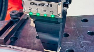 Nothing can happen! The new SCW laser welding optics from Scansonic can be operated in a production environment without a laser safety cell. Here you can see the fully integrated system processing a car door in the body shop. (Image:Scansonic)
