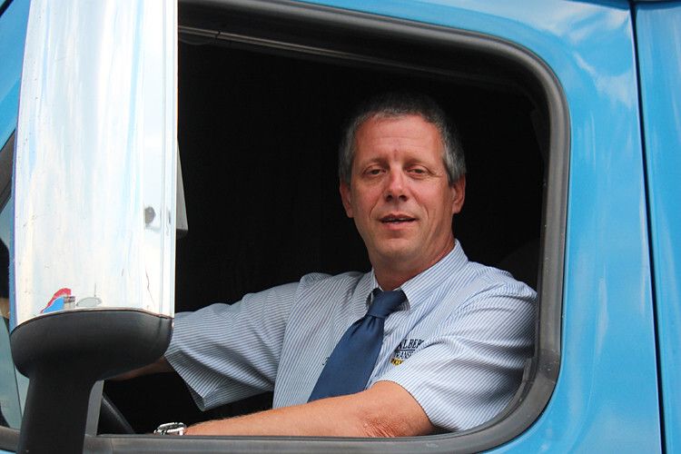 Albert hat dafür allerdings großen Aufwand getrieben: Er studiert während der Fahrt online alle Spritpreise und kalkuliert seine Fahrt im Hinterkopf ständig neu. Außerdem ... (Foto: Benjamin Bessinger/SP-X)