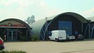 Seltener Anblick: Die Tonnenhallen dienten einst als Lagerstätte. Jetzt beherbergen sie das Lackierzentrum von Autowelt.  (Foto: Autowelt)