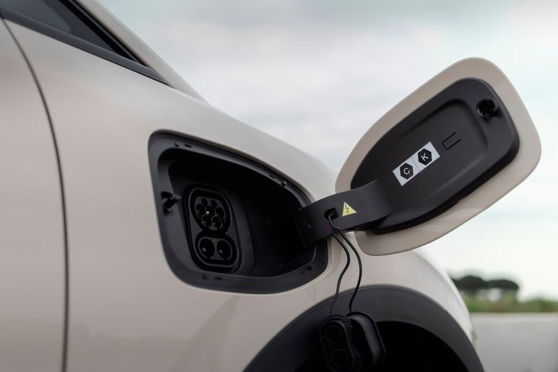 Der Aion UT beherrscht selbstverständlich DC-Laden, bescheidet sich hierbei allerdings mit 87 kWh (Bild: GAC)