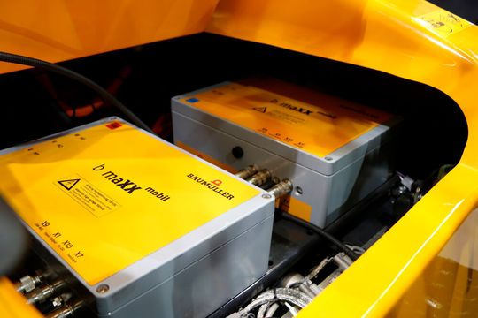 Der b maxx Mobil mit Schutzart IP66 beispielsweise kann im Vierquadrantenbetrieb sowohl das Fahrzeug antreiben als auch Energie rückspeisen.(Bild:  Baumüller)