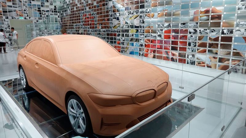Aktuell noch zu sehen: Wie entsteht das Aussehen eines neuen Modells? Über viele Jahre hinweg erledigten Designer das mittels eines Clay- (Ton-) Modells, an dem sie wochen- und monatelang schabten, spachtelten und schliffen. (Bild: Dominsky – VCG)