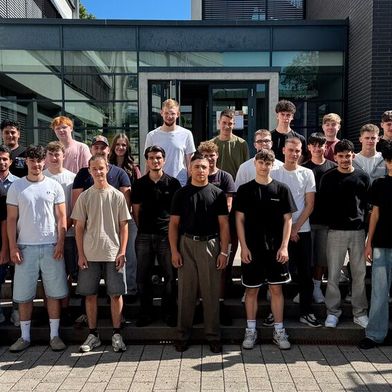 Die Kfz-Innung Region Stuttgart hieß die neue Auszubildenden und Berufsfachschüler auf ihrem Weg ins Kfz-Handwerk an der Philipp-Matthäus-Hahn-Schule in Nürtingen willkommen. Gemeinsam mit der Berufsschule gab es schon auf der Veranstaltung vor dem eigentlichen Start eine kleine Begrüßungsfeier, vor allem aber Infos, was die jungen Leute im neuen Lebensabschnitt erwartet. (Bild: Kfz-Innung Region Stuttgart)