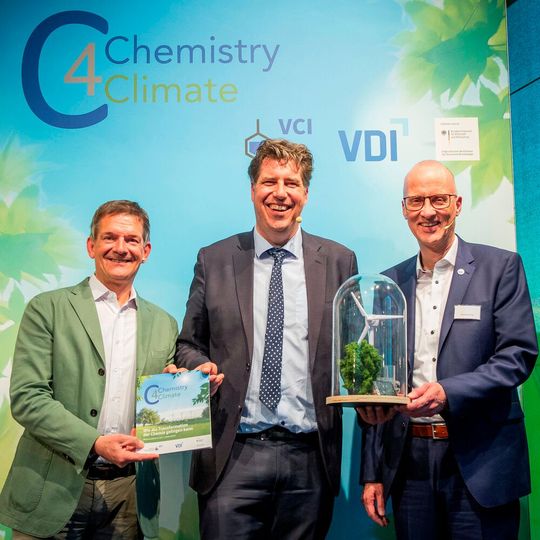 Übergabe des Abschlussberichts bei der Konferenz zu Chemistry-4-Climate am 26. April 2023 in Berlin. (von links nach rechts: VCI-Hauptgeschäftsführer Wolfgang Große Entrup; Michael Kellner, Parlamentarischer Staatssekretär beim Bundesminister für Wirtschaft und Klimaschutz; Dieter Westerkamp, Direktor VDI.)(Bild:  VCI/ Simone M. Neumann)