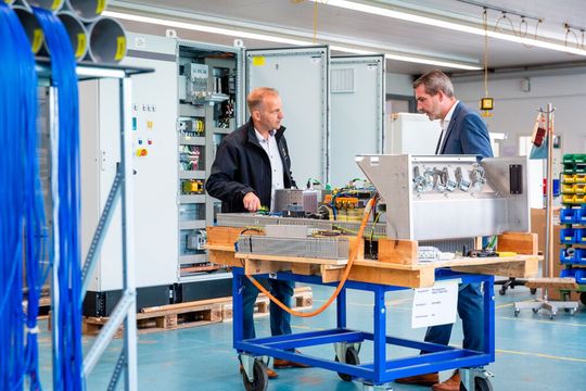 Im Zuge der Modularisierung der Produktion sollten Anwender systematisch die Vor- und Nachteile individualisierter Schnittstellen abwägen und einzeln auflisten. (Bild:  Harting)