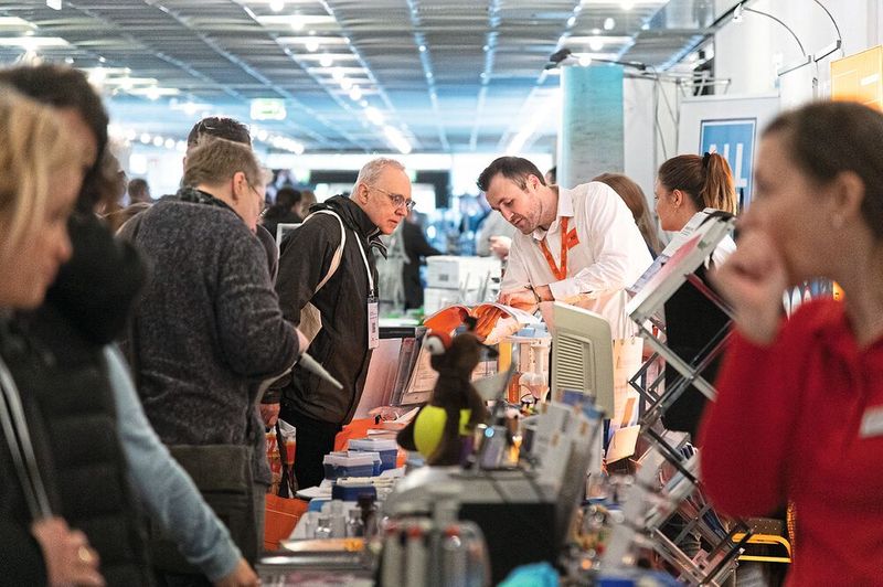 Es gilt: keine Scheu bei Interesse. Die LAB-SUPPLY ist bekannt für ihren direkten, persönlichen und unkomplizierten Charakter. Oft kommen die Aussteller den Besuchern ohnehin zuvor mit einer freundlichen Anfrage, sich die Geräte am Stand gerne genauer anzusehen.   Mehr Infos zu den kommenden LAB-SUPPLY-Messen finden Sie auf www.lab-supply.info (Bild: Stefan Stark)