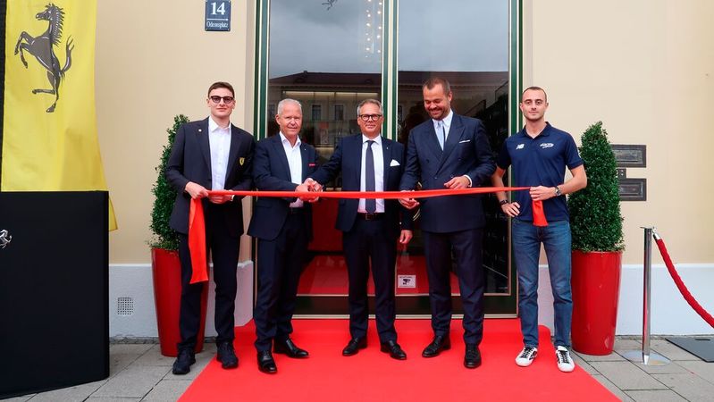 Beim Durchschneiden des roten Bands: Wilhelm Hegger, Geschäftsführer Ferrari Central Europe (zweiter von rechts), Bernhard Linnenschmidt, für Deutschland zuständiger Geschäftsführer der Emil-Frey-Gruppe (zweiter von links), Daniel Peters, Geschäftsführer Emil Frey Sportivo (Mitte), sowie die Ferrari-Rennfahrer Thomas Neubauer (ganz links) und Giacomo Altoé.(Bild:  Diehl – VCG)