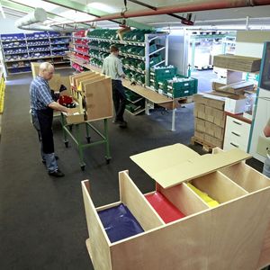 Die farbliche Abgrenzung in der Kommissionierzone unterstützt die Mitarbeiter bei ihrer Arbeit. Bild: KBS