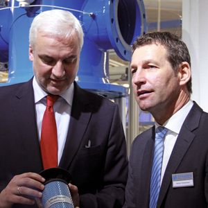Auch Politiker zeigen Interesse: NRW-Wirtschaftsminister Garret Duin (links) lässt sich von Donaldson-Geschäftsführer Heiner Carstensen den neuen Druckluftfilter erklären.