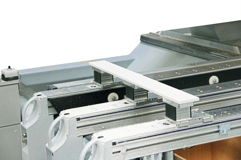 Die Werkstücke aus Corian werden mithilfe von Aluminium-Blocksaugern von Schmalz prozesssicher gespannt. (Schmalz)
