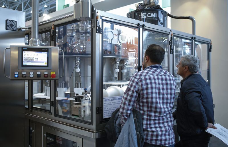 Interpack 2014: Ob Prozesse und Maschinen für das Verpacken oder die Verarbeitung, ob Packstoffe, Packmittel und die Packmittelherstellung oder Dienstleistungen für die verpackende Wirtschaft – auf der Interpack 2014 präsentieren 2.700 Aussteller aus über 60 Ländern ihre Ideen, Konzepte und technologischen Visionen.  (Messe Düsseldorf)
