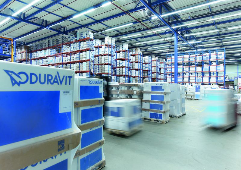 Im manuellen Lagerbereich werden die Paletten mit sortenreinen Versandaufträgen mit Staplern oder Hubwagen vom Abnahmeplatz zu den Verladetoren gebracht. Paletten mit den Waren zur Kommissionierung kommen zu den entsprechenden Kommissionierplätzen. (Archiv: Vogel Business Media)