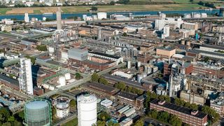 BASF und Bayer gehören zu den 100 wertvollsten Unternehmen weltweit. Das Bild zeigt eine Luftaufnahme des Stammwerkes in Ludwigshafen. (BASF)