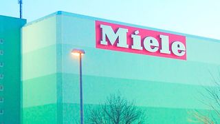 Keine guten Nachrichten kommen jetzt von Miele aus Gütersloh. Denn der Familienbetrieb will in seinem 125. Jubiläumsjahr rund 2.000 Beschäftigte weltweit entlassen, was knapp einem Zehntel der Gesamtbelegschaft entspricht. (Bild: Miele)
