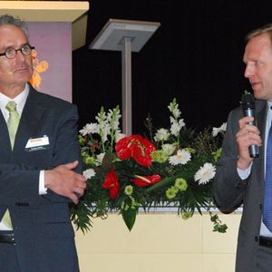 Auf der Händlerverbandstagung im Mai herrschte noch Unstimmigkeit zwischen dem THV und dem Importeur. THV-Präsident Burkhard Weller (li.) und Toyota-Deutschland-vizepräsident Alain Uyttenhoven sahen viele Dinge unterschiedlich...