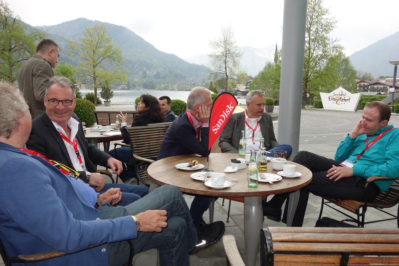 Den Männern geht auch nie der Gesprächsstoff aus! (Bild: IT-BUSINESS)