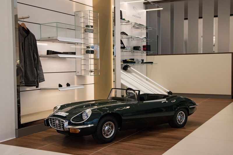 Insgesamt hat das Autohaus eine rund 1.250 Quadratmeter große Verkaufs- und Servicefläche. (Franziska Wagner)