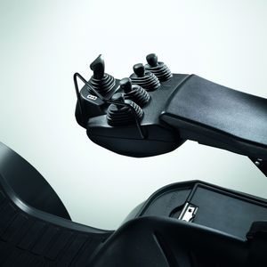 Im Komfort-Paket ist eine Armlehne mit integrierten Minihebeln enthalten.