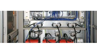 Kennzeichnungsvielfalt im Schaltschrank: Schon der erste Blick in einen Schaltschrank im Anlagenbau zeigt das hohe Kennzeichnungsaufkommen. (Vescon Installation)