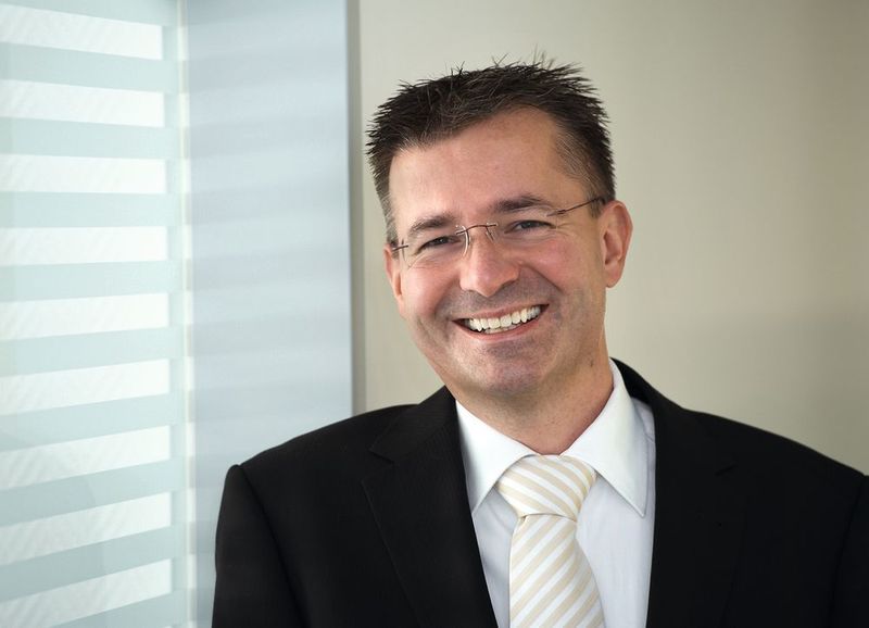 „Unsere Wasseraufbereitungsanlage versorgt Europas erste industrielle Brennstoffzelle mit einer konstant hohen Wasserqualität und sichert somit einen reibungslosen Betrieb der Strom- und Wärmeproduktion.“ Magnus Häbel, Key-Market-Manager Bereich Prozesswasser, Envirofalk (Envirofalk)