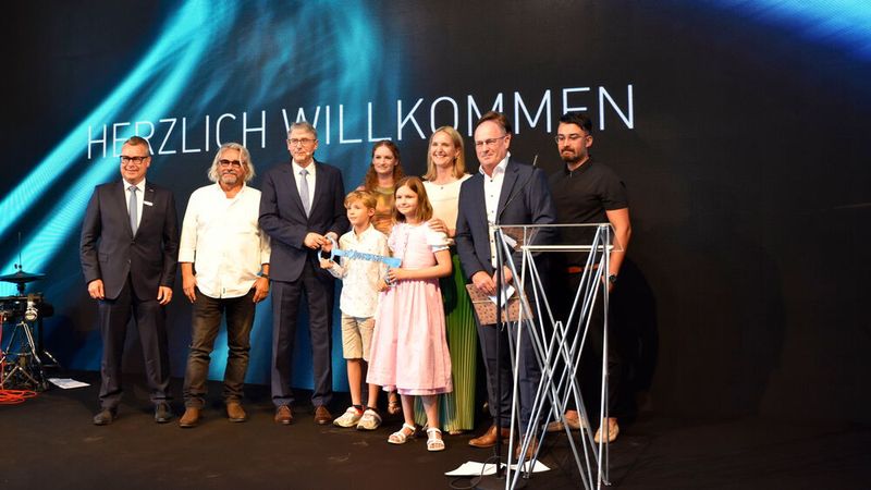 Familie Widmann nahm bei der Eröffnung den symbolischen Schlüssel entgegen. (Bild: Simon – VCG)