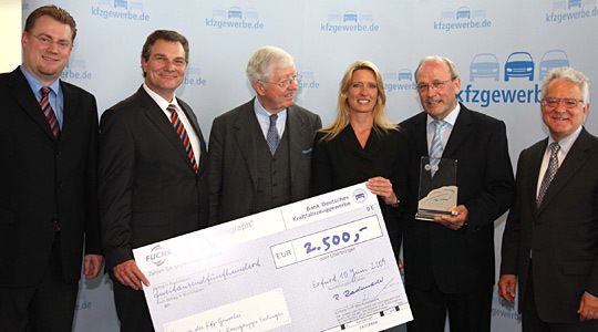 Den Blauen Kalligraphen in Gold erhielt die Innung Region Stuttgart (Kreisgruppe Esslingen): (v. re.) Dr. Harry Brambach (LV Baden-Württemberg), Karl-Ernst Scheffler (Innung Region Stuttgart Kreisgruppe Esslingen), Wetter-Fee Claudia Kleinert, ZDK-Präsident Robert Rademacher, Dietmar Neubauer (Fuchs Europe Schmierstoffe) und Carsten Beuß (LV Baden-Württemberg). (Archiv: Vogel Business Media)