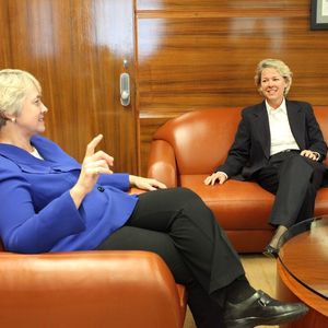 Houston’s Mayor Annise Parker: “It represents strengthening of the company’s already very broad involvement in the Houston region. We feel the Siemens impact in everything from the well-paying jobs that keep our economy strong to the sustainable technologies that are helping to improve the environment and quality of life.”