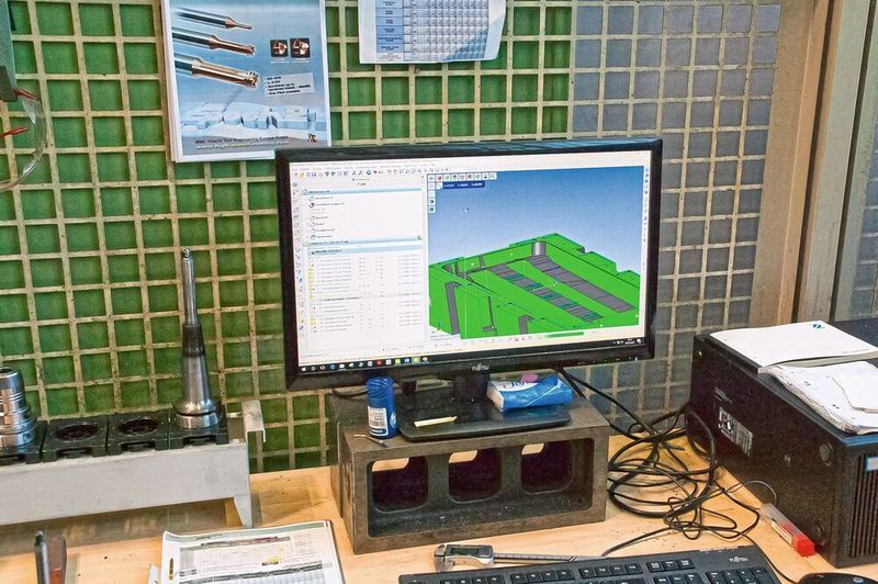 CAM-Arbeitsplatz an der Mecof: Bei Zimmermann werden die meisten NC-Programme von den Mitarbeitern an den Maschinen mit WorkNC generiert. (MMC Hitachi Tool)