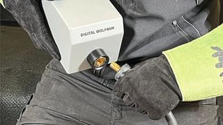Das „Digital Wolfram“ arbeitet als stiller Begleiter im Hintergrund, der den Schweißvorgang beobachtet und nur dann eingreift, wenn es erforderlich ist. (Bild: Gesellschaft für Wolfram Industrie mbH)