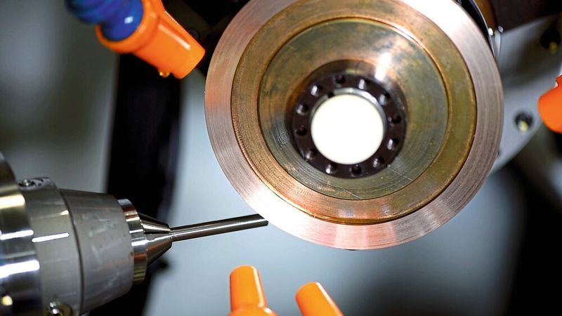 Das Besondere der EDG-Technologie ist die Kombination von Funken­erosion und mechanischem Schleifen. (Anca)