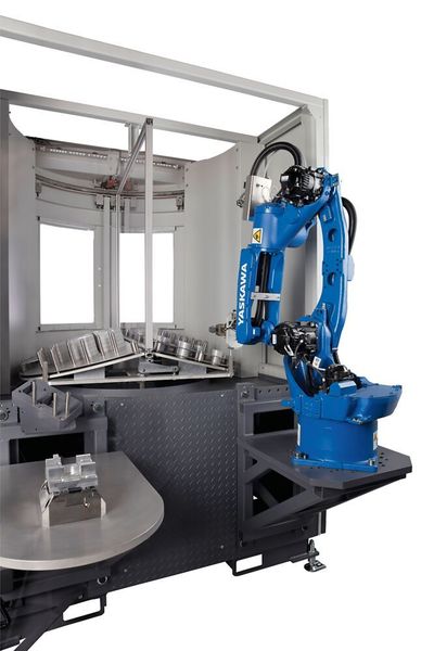 Der Roboter ist auf einem geneigten, stabilen Sockel direkt an der Zelle montiert, was eine perfekte Arbeitsposition für das Be- und Entladen zur Folge hat. (Yaskawa)