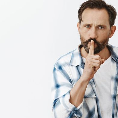 Betriebsgeheimnisse dürfen nicht ausgeplaudert werden. Für Arbeitgeber ist es empfehlenswert, auch für die Nutzung von KI-Tools konkrete Vorgaben zu machen. (Bild: Cookie_Studio auf Freepik)