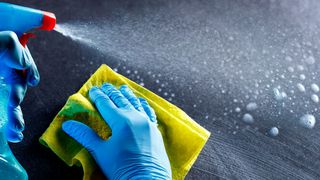 In Haushaltsreiniger oder auch chemikalienresistenten Handschuhen kommen Nitrile zum Einsatz. Bisher war deren Herstllung auf die Verwendung von hochgiftigen Zyaniden angewiesen. (Symbolbild) (Bild: Romolo Tavani - stock.adobe.com)